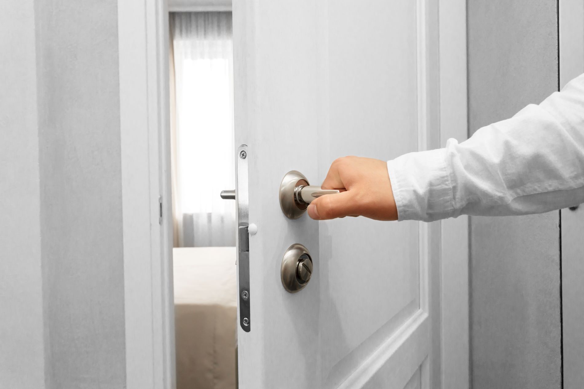 Artisan serrurier remplaçant une serrure